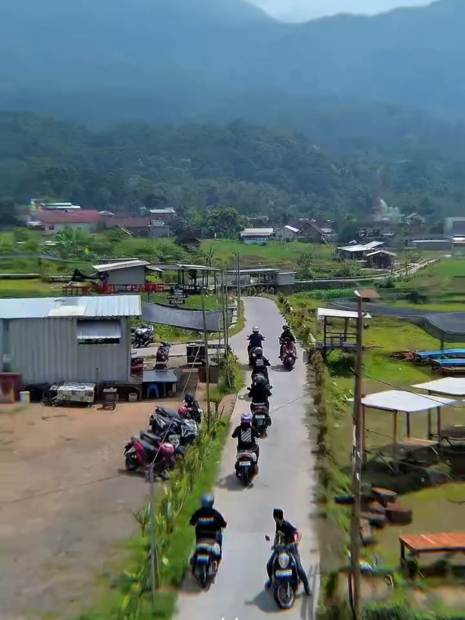 Ke Mojokerto wajib kesini, spot sunrise,sunset terbaik ada di tempat ini • Repost @lexisurabaya.id  • #wisatamojokerto #reels #mojokerto #trawas #videography 