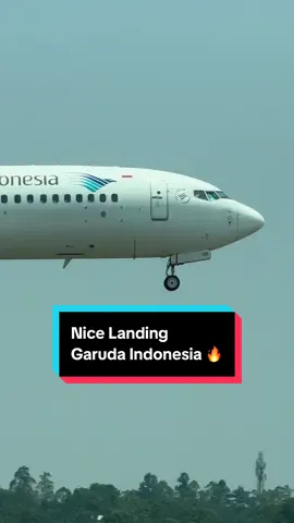 Nice landing Garuda Indonesia 🤩 #pilot #aviation #garudaindonesia #boeing #landing 