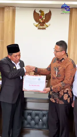 Bupati Pidie Jaya H. Sibral Malasyi MA, S.Sos., ME Menerima Penyerahan Zakat Perusahaan dari Bank Aceh Syariah di Ruang Kerja Bupati Pidie Jaya. Meureudu, Rabu 01/10/2025.@Tgk.H.Sibral Malasyi MA @Sibral Malasyi @prokopimpidiejaya 