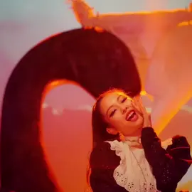 a primeira coisa que passou na minha mente quando eu vi ela chutando a porta KKKKKKKK @merianne_silva2025 #fy #kpop #blackpink #lalisa #cras 