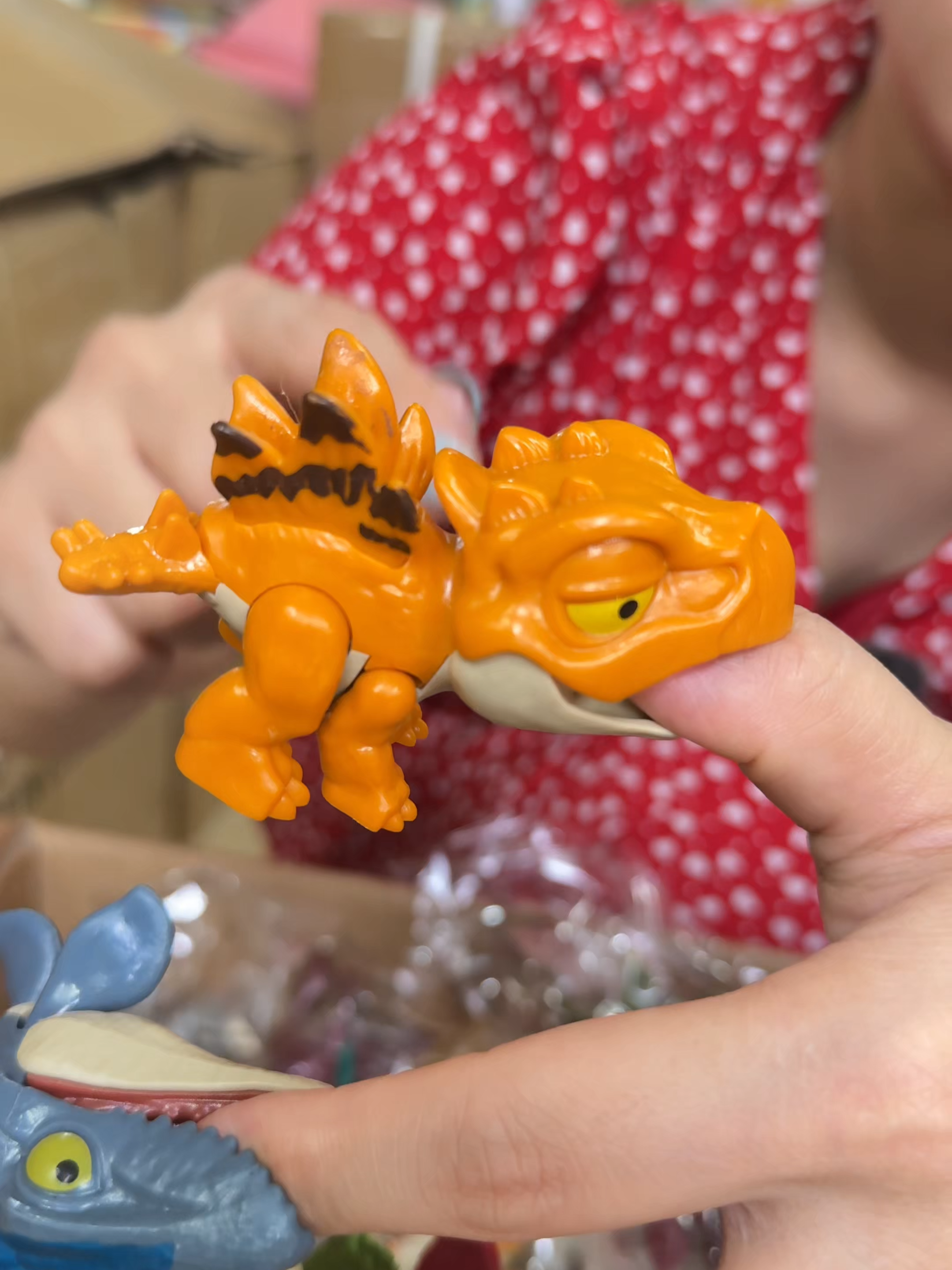 đồ chơi khủng long cắn tay cho bé, nhiều màu sắc và hình thái khác nhau, đủ bộ cho bé sưu tập ạ #cohoaidochoi #dohoithongminh #dohoichobe
