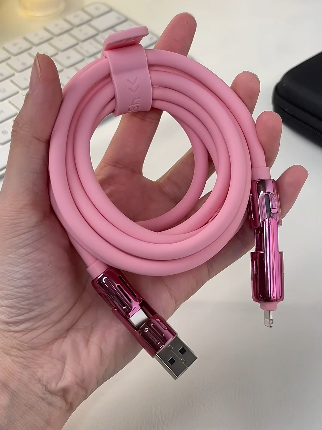 Kabel Pengecas Serbaguna! Tak perlu risau lagi tentang kabel yang berserabut! Kabel pengecasan super pantas 4-dalam-1 ini boleh mengecas telefon iOS, Android dan peranti Type-C anda pada kelajuan kilat — serentak lagi 🔋🚀. Sangat sesuai digunakan pada hari-hari sibuk atau ketika anda berada di luar rumah.-dd  #Kabelpengecas240W #4in1FastCharge