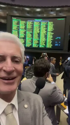 🚨🇧🇷  POR UNANIMIDADE, CÂMARA APROVA ISENÇÃO DE IMPOSTO DE RENDA PARA QUEM GANHA ATÉ R$ 5 MIL. 493 votos favoráveis ao projeto do presidente Lula. GRANDE DIA! 🇧🇷✨