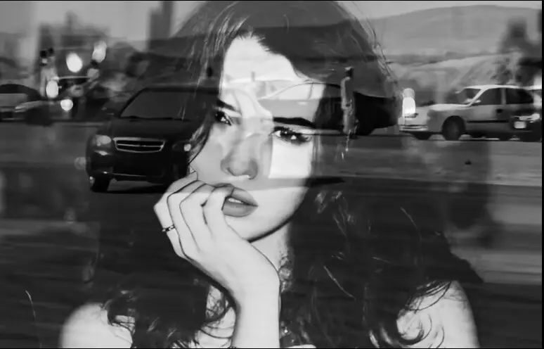 يا غايبٍ عن عيوني وقلبي حزين تركتني بين ذكرى ودمعة وحنين أقول يمكن ترجع، يمكن يوم ألقاك لكن مضى وقتي وأنا ألوم خطاك وش ذنبي أنا غير إني حبيتك صدق؟ كنت أشوفك فرح، وكنت أحسّك رفق ليش القسا؟ ما حسبت لجرحي حساب خلّيتني وحدي، وضيّعت كل جواب أنا ما قسيت، ولا يوم جرحتك بكلمة أنا كنت لك أمان، وكنت أعطيك رحمة يمكن نسيت اللحظات اللي ضحكنا بها ولا يهمك دموعي، ولا حتى قلوبنا سوا أنا مو زعلان… بس فيني وجع عتاب كنت أظنك وفا، لكن خذلني الغياب وإن كان قلبك اختار غيري طريق الله معاك، بس أنا جرحي عميق