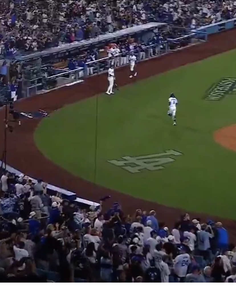 ROJASSD , DODGERS TAKE THE LEAD #dodgers #ITFDB #dodgersstadium #dodgersallday #MLB       