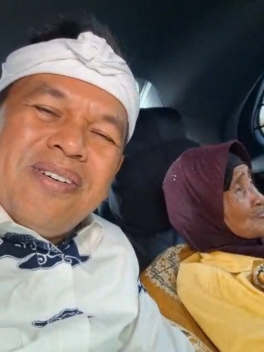 Emak adalah contoh nyata bagi kita, generasi muda. Dengan langkah kaki yang tak kenal lelah, berjalan lebih dari 5 KM hanya untuk mengais rezeki sebagai kuli ngored. Dari peluhnya kita belajar arti perjuangan, dari sabarnya kita belajar ketulusan, dan dari cintanya kita memahami makna pengorbanan #kdm #dedimulyadi #kangdedimulyadi 