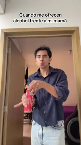 Cuando me ofrecen alcohol frente a mi mamá #humor #mamá #fiesta #hidratar #creatorsearchinsights 