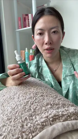 Let’s do more than one thing at the same time!!! This chlorophyll serum helps with discoloration, redness AND hydration. #serums #SkinCare101 #productdevelopment 