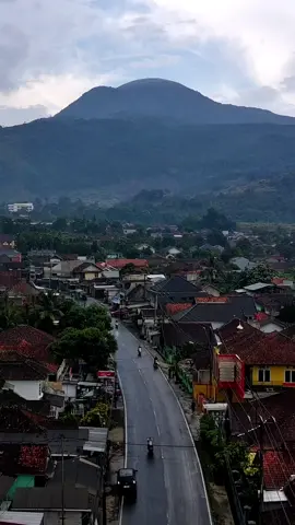 “Siapa sangka Cimalaka punya view sekeren ini kalau dilihat dari drone? 😍” #sumedanglens #dronevideo #exploresumedang #sumedang 