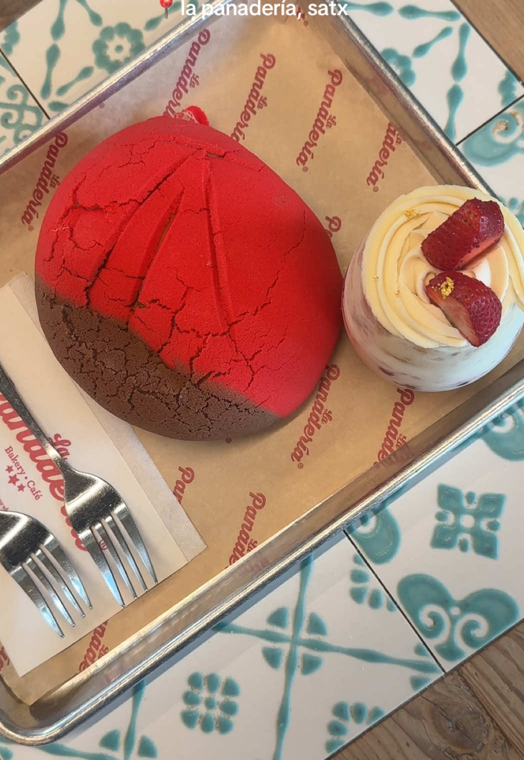 i’m in love with this placeee. the vibes, the food, the coffee, everything is perfect. @lapanaderia  #creatorsearchinsights #sanantonio #coffee #bakery #foodtiktok 