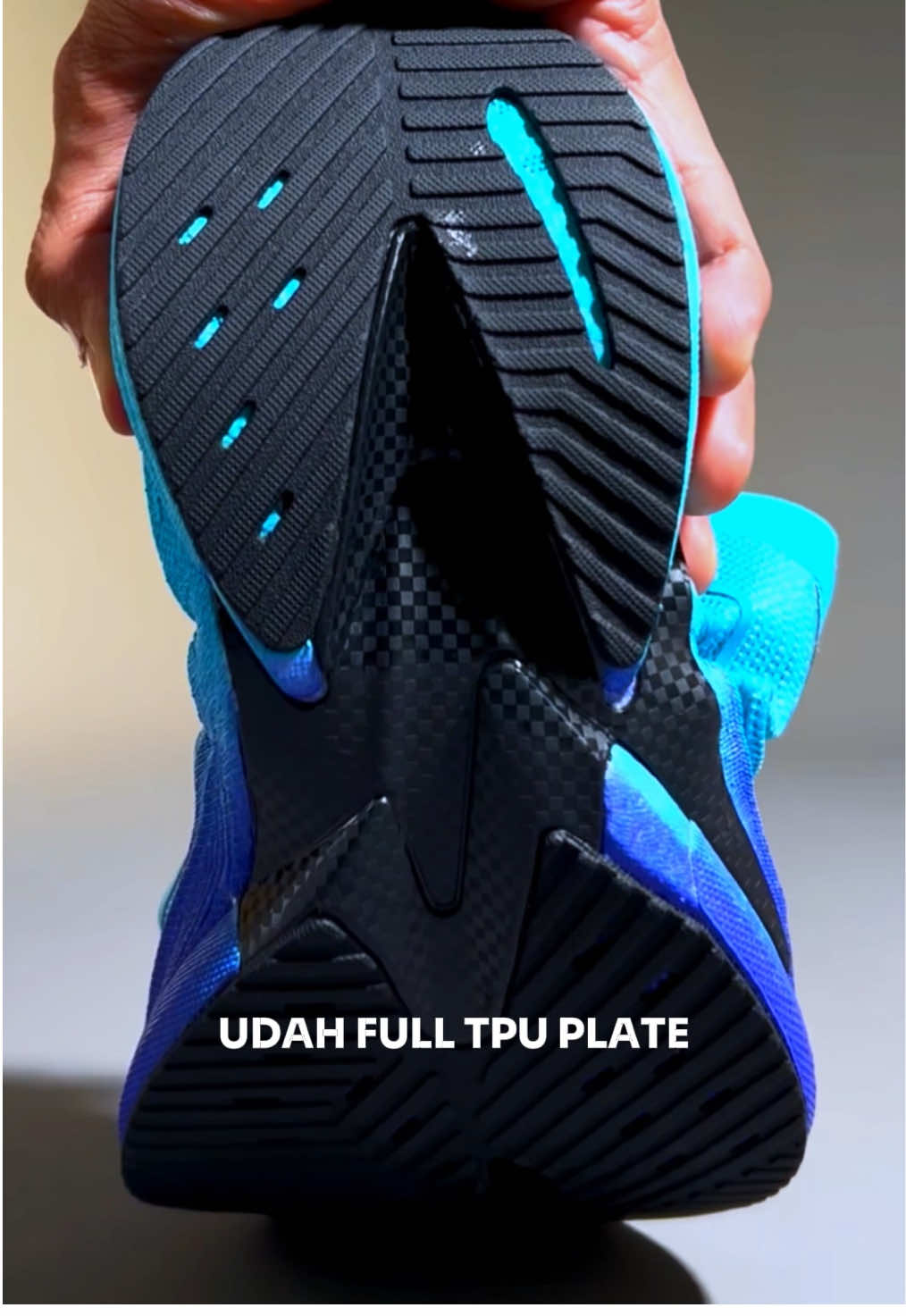 Tes tekuk Sepatu Running Voola ForzaGlide Supido yang punya full length 3D TPU dengan energy return maksimal, support lari lo makin 🚀 ForzaGlide Supido warna Ocean Blue cakep banget! Checkout sekarang di keranjang kuning! #Voola #ForzaGlide #sepaturunning #sepatulari #runningshoes 