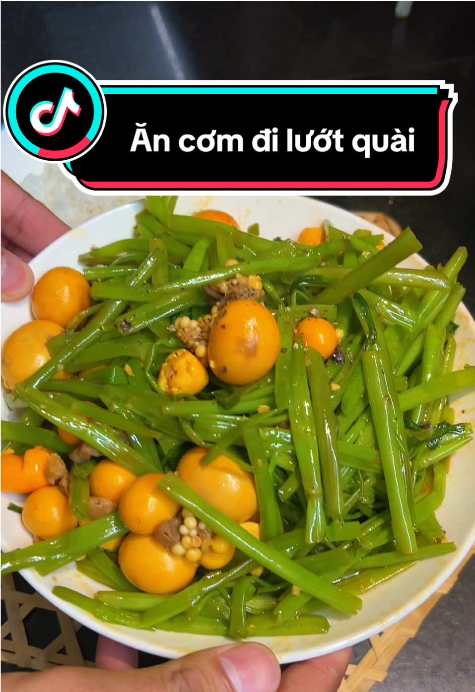 Nay mình có : trứng non rau muống xào sa tế.  Nên chọn mua trứng nóng sẽ ngon hơn nghen !