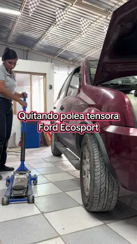 Quitando polea tensora Ford Ecosport 🚗  Como saber si es tu polea tensora? Si notas un chirrido agudo o un “gruñido” metálico al encender el auto o al acelerar o si suena  como si la banda “patinara”, puede ser que tu polea tensora necesite cambio  Claro que hay más señales, pero nunca terminaría de escribir 🫢 Mejor tráiganse su carro a checar al taller  Aquí los veo 🫶🙌  #mecanica #tallermecanico #jpgarage #mecanicaautomotriz 