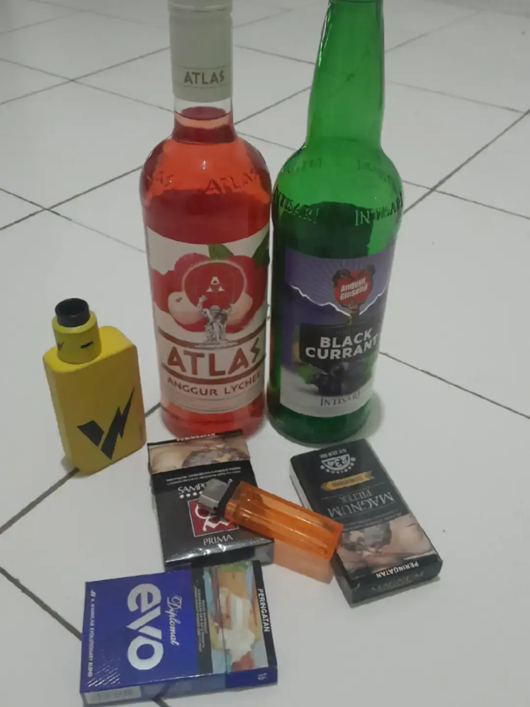 Bahan-bahan: 150 gr tepung terigu protein sedang, ayak 2 butir telur 150 ml susu cair 2 sdm gula pasir ½ sdt ragi instan 1 sdt soda kue 2 sdt baking powder ¼ sdt sdt garam 1 sdm margarin, lelehkan Bahan topping: 100 gr kacang tanah kupas sangrai, cincang kasar 2 sdm mentega Kental manis putih Cara membuat resep martabak manis teflon: 1. Siapkan wadah atau mangkuk, masukkan telur dan gula. Kocok menggunakan mixer sampai mengental dan mengembang 2. Tuang susu cair, kocok kembali menggunakan mixer dengan kecepatan rendah 3. Tambahkan dengan tepung terigu, ragi, baking powder, dan garam. Kocok dengan kecepatan rendah hingga rata 4. Tambahkan margarin, aduk rata menggunakan whisk 5. Diamkan adonan selama 1 jam atau sampai mengembang 6. Panaskan teflon. Kemudian tuang adonan, ratakan, dan biarkan hingga muncul gelembung di permukaan 7. Taburi gula pasir di atas permukaan martabak manis, masak hingga matang. Angkat 8. Setelah permukaan martabak berlubang, oleskan mentega. Kemudian taburkan topping lalu lipat dua 9. Angkat dan potong-potong. Martabak manis teflon siap disajikan. #foryou #atlasleci🍺🍻 #blackcurrant #fyppppppppppppppppppppppp 