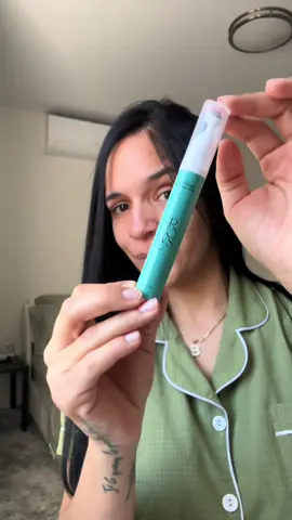 El mejor serum para mi cabello cuando tengo caspa aparte que me ayuda con eso también detiene la caída. @Growus #GROWUS #HairBoosterSerum #HairLoss 