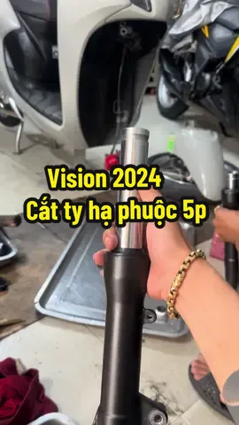 Vision 2024 bản thể thao ty phuộc lớn , quá cao chạy bị chênh vênh ghé mình hạ cắt ty 5p , cân hơi lại êm ái .. chạy bao phê nha ae 😋