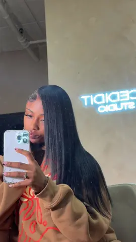 My natural 28 inch bussdown 😛 Sweatsuit: @SB CEO💚  Hairstyle: @shesnice  #cassiebraids #naturalhair 