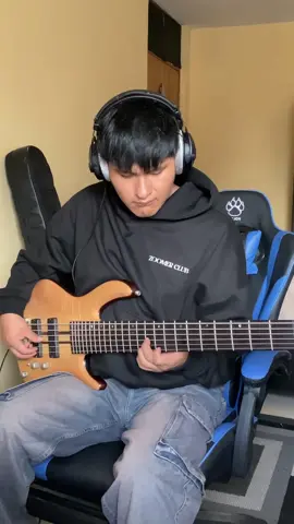 provando bass de 6 cuerdas🤭 #cover_bass #amorcito #los_puntos_del_amor❤️ #cort