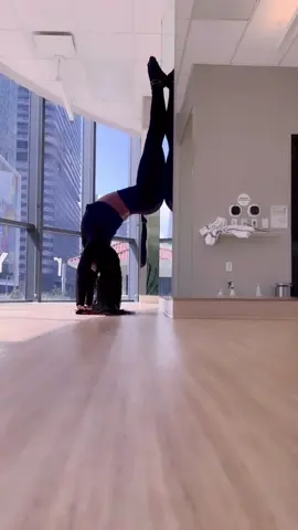 slow & steady wins the race 🐢 #handstand #yoga #yogajourney #wallhandstand #yogapose 