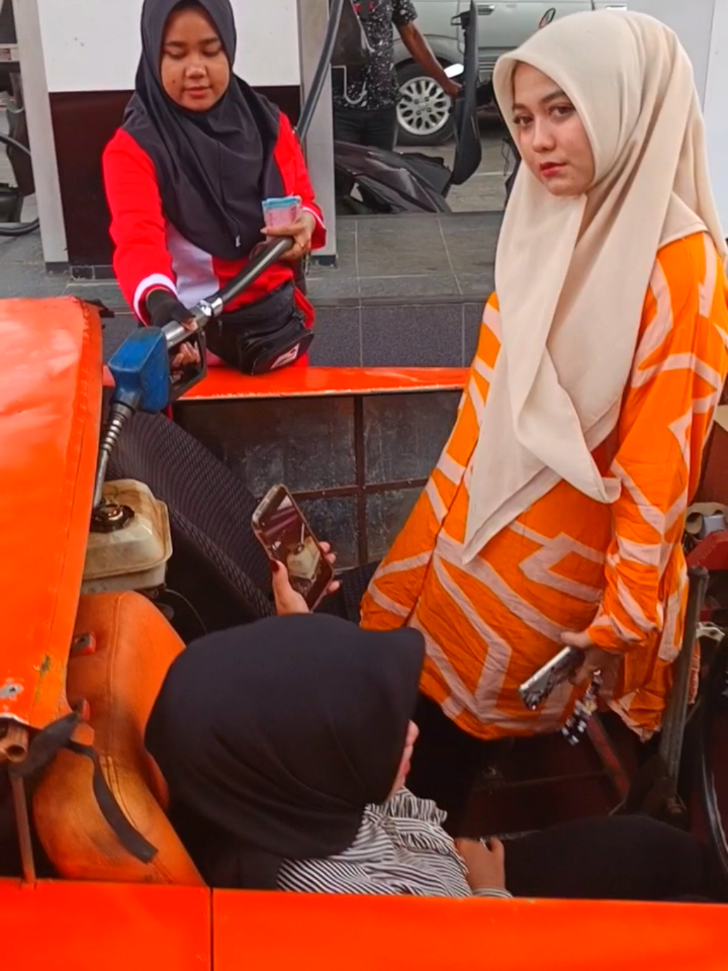Naila dan k yatie sedang ngisi pertamax Turbo Lamborghini nya #lamborghini #lamborghiniaceh @yatie havain @Zalfanaila✨ @Lastri harga jakarta @Mellinda @AzizMaulana @Gigin sabena @Putri_Cimoy2🍑🍒 @Aniieytha.Srirezeki 