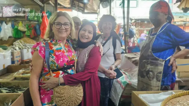 tante prancis aku  sambang adik shofiyanya  di pasar pabean... betapa senang nya...🥰