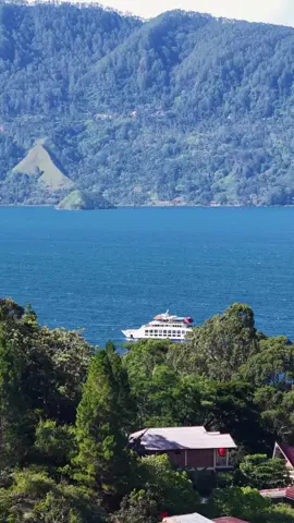 Dari sisi mana pun Danau Toba tetap kelihatan indah. 📹 IG : jonesdospy18 #danautoba #wisatasumut #disumutaja #sumut #fyp 