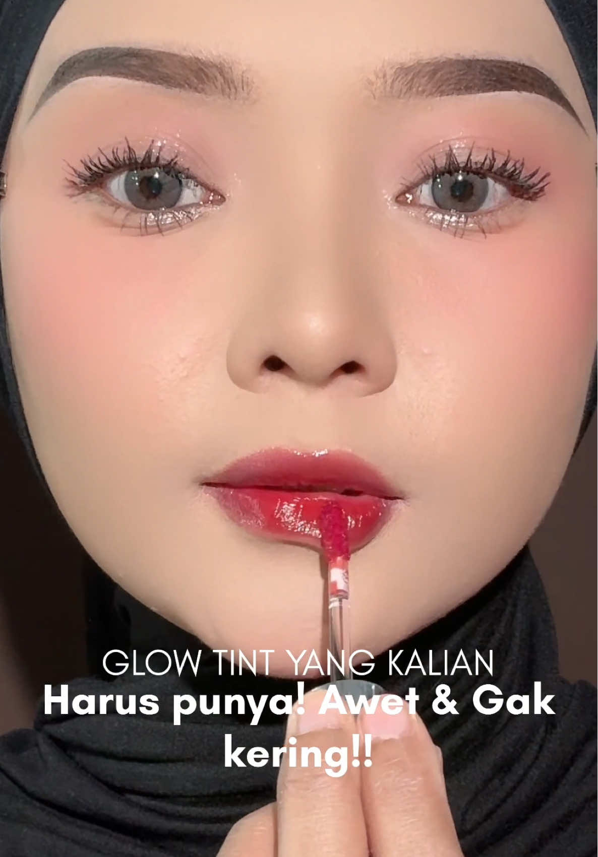 Plisss ini keterlaluan sih cantiknya 10000/10😭💗 Makin di apply makin bagus, awetnya kebangetan ini glow tint 🥹👍🏻 #glowtint #barenbliss #liptint 