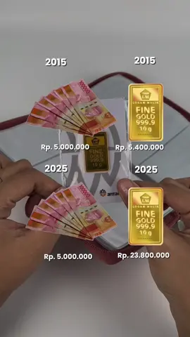 Bayangin kalau kamu simpan uang Rp 5.000.000 sejak tahun 2015 💸 ➡️ Tahun 2025 nilainya tetap Rp 5.000.000 (nggak bertambah, malah daya belinya turun karena inflasi). Sekarang bandingin dengan emas: 📅 Tahun 2015 → Rp 5.400.000 bisa dapat 10 gram emas 📅 Tahun 2025 → nilai emas 10 gram itu udah tembus Rp 23.800.000 🪙✨ Bedanya jauh banget kan? 🚀 Itulah kenapa emas disebut aset lindung nilai. Uang gampang tergerus inflasi, tapi emas menjaga nilainya bahkan cenderung naik. 👉 Mau belajar strategi nabung emas step by step biar lebih konsisten & untung jangka panjang? Cek video panduan investasi emas di bio @investasiemas_id 📲 ⸻ #InvestasiEmas #NabungEmas #HargaEmas #CuanDariEmas #SafeHaven     