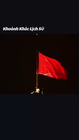 Ngày 26.12.1991 Liên bang Xô viết chính thức tan rã và chấm dứt sự tồn tại, đánh dấu một sự kiện địa - chính trị lớn lao trên thế giới. Trước đó, vào ngày 25 tháng 12, Tổng thống Gorbachev đã tuyên bố từ chức, lá cờ Liên Xô đã bị hạ xuống khỏi nóc Điện Kremlin, nhường chỗ cho lá cờ của Liên bang Nga.  #cccp #sovietunion #kremlin #russia #viralvideo 
