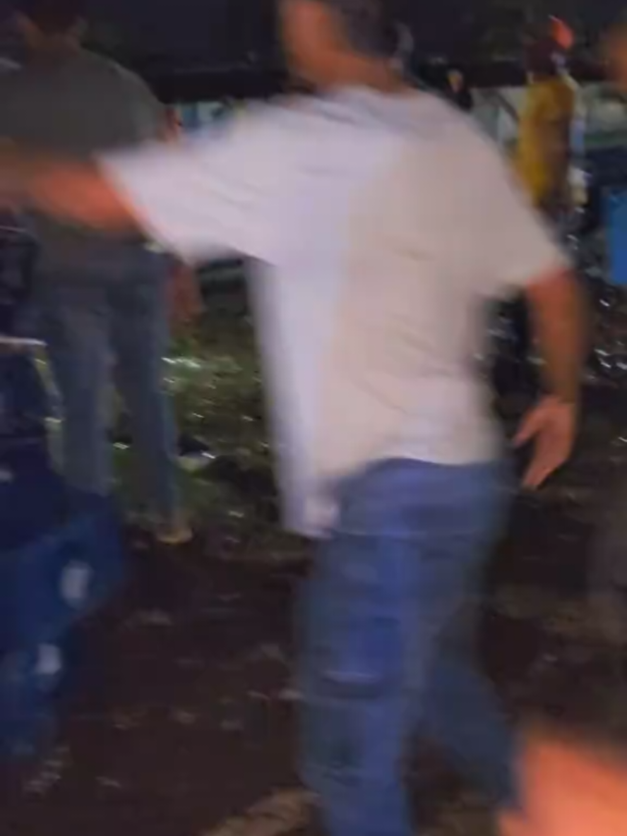 solo se perdió la carga de cervezas y martas al parecer se cayo al piso todo un lado de la vatea, el chofer y la gandola no les paso nada, se desconocen las causa del incidente, un gran estruendo alecto a los vecinos y transeúntes vidrios y caveras a dos manos en la carretera  01 de Octubre Biruaca Apure 