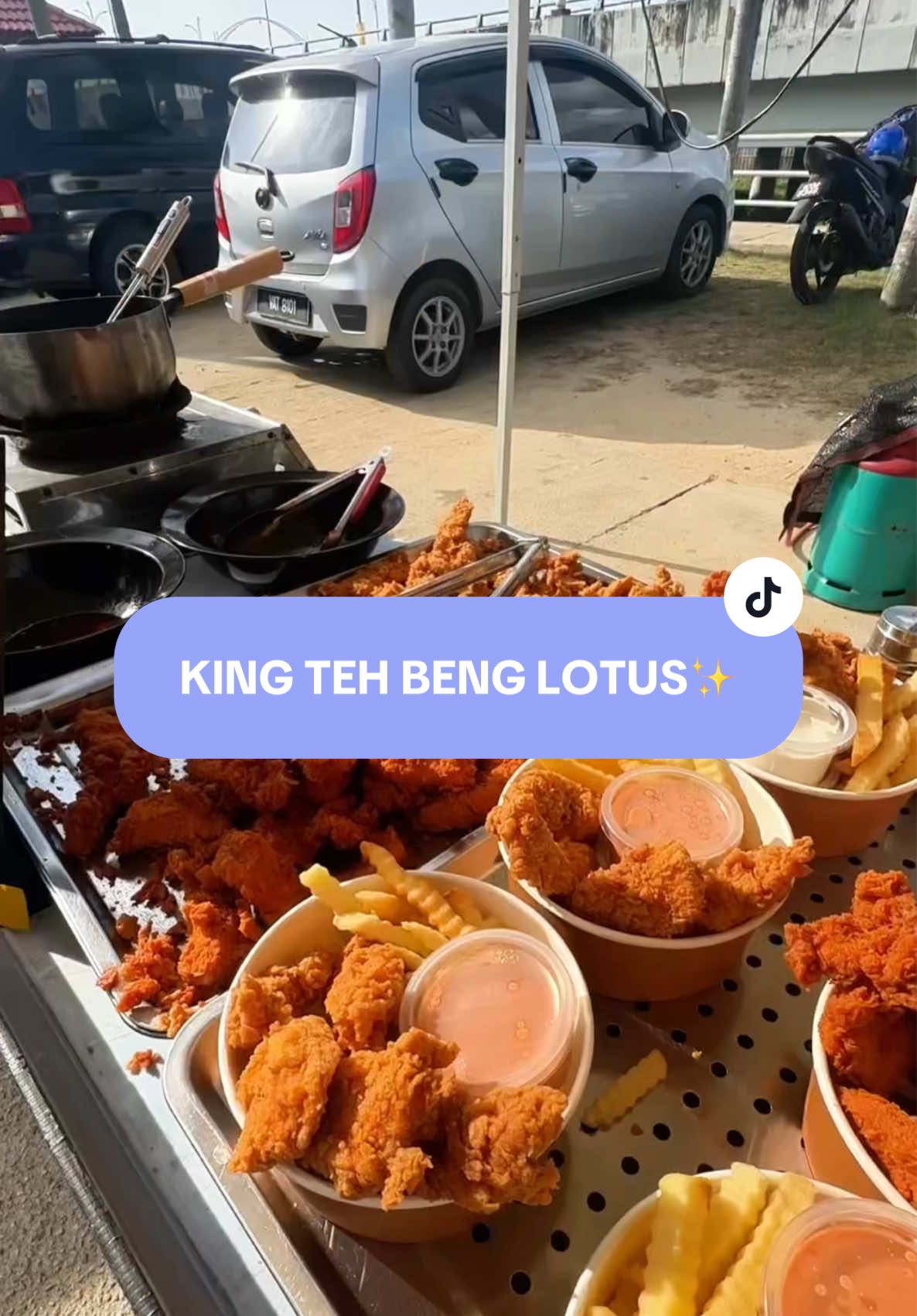 Meriah sungguh tepi lotus leni, berderet booth makanan macam-macam adaa sek awak! Salah satu booth ni wani jumpa dia jual ayam cheese 10ya jahh! Chicken tenders 15ya dapat 2 sos 😋 Menarikk ejas pakat g support sek awak  📍 Dip chicken tenders kb king teh beng   Ahad selasa rabu buka 12tghari-8mlm isnin tutup Khamis jumaat sabtu  1ptg-11mlm #chickentender #ayamcheese #MakanLokal #wanieyfoodie #fyp  