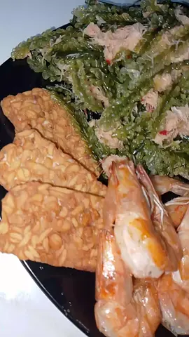 menu hari ini langka banget,kecuali kalian tinggal didaerah pesisir pantai seperti aku...urap anggur laut,jangan lupa di reqook yah 😍 rasanya weeenaakk pollll !!! #anggurlaut #rumputlaut #masakanrumahan #masakannusantara #idemasak 