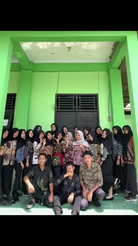 😝#fyp #haribatiknasional #beranda 