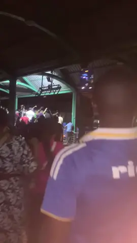 Hali ilivyokuwa usiku katika kituo cha Mwendokasi Gerezani. Polisi wanapiga risasi raia wanaimba tuueni, tuueni, tuueni 🎵 🎶 🎵 🎶. Hii hali sio nzuri hata kidogo.