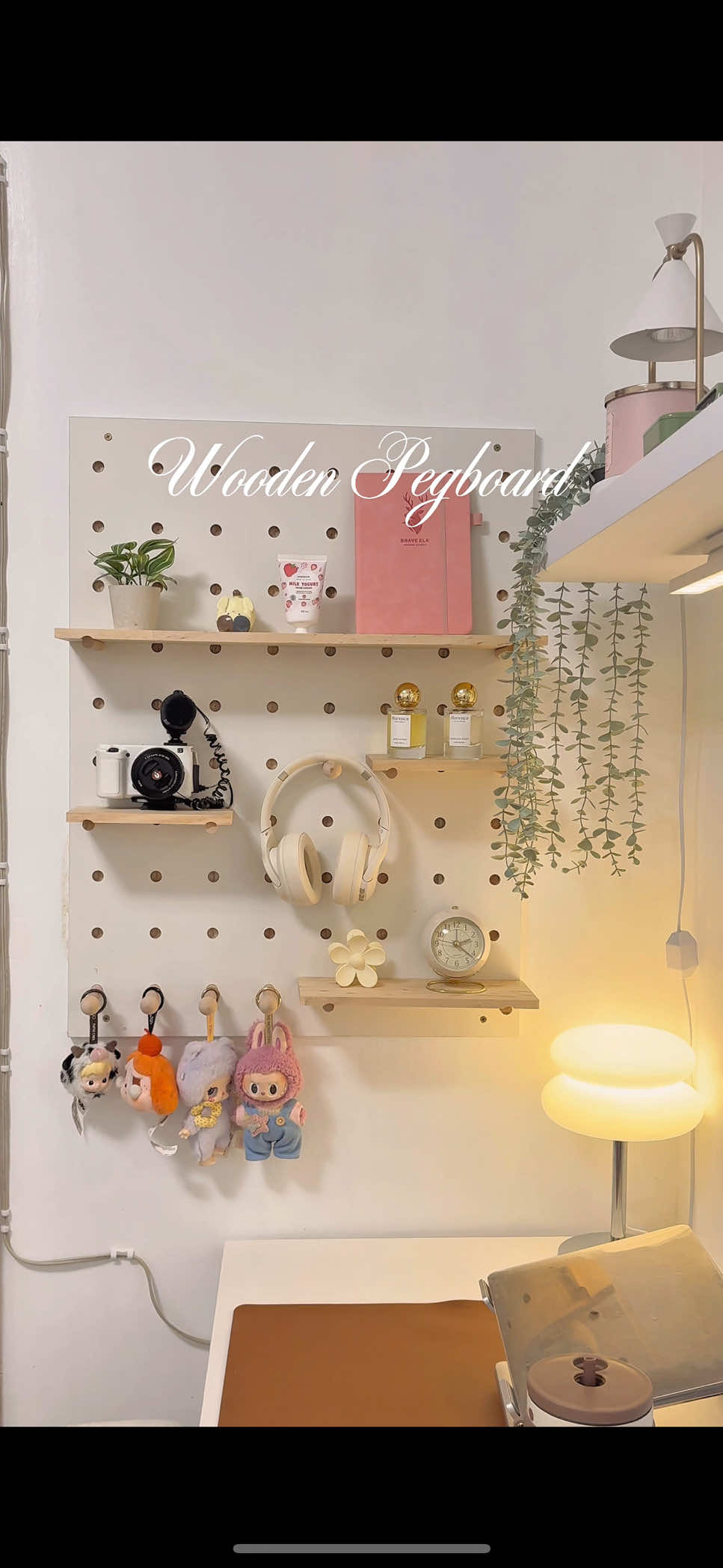 Made my desk extra functional (and cute) with this wooden pegboard 😍 #desksetup #workstation #cozyvibes 