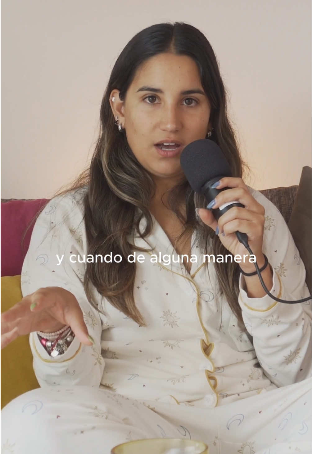 La sensación de perfección que nos inculcan como mujeres en la sociedad está desde que somos pequeñas, y dejar eso de lado puede ser dificil pero no imposible ✨ . Nuevo episodio de Amar Adentro disponible en Youtube . #amorpropio #pazmental #bienestar #perfect #consejosdevida 