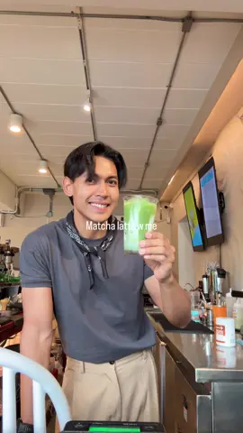 : Barista 002 กับมัทฉะลาเต้หวานๆ  วันนี้ทำงานเหนื่อยไหมครับ เสริฟมัทฉะลาเต้หวานๆ ไปพร้อมกับรอยยิ้มของผมนะครับ  #barista #มัทฉะลาเต้ #คาเฟ่ #healthylifestyle #minivlog 