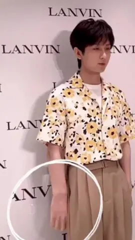 Salah satu kebiasaan gege selain garuk garuk dagu ☺☺☺☺ #chengyi