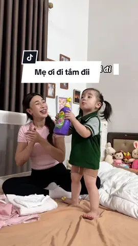 Mẹ ơi đi tắm con Voi điii =))) #mebunmy #mebimsua #carriejunior #tamlavui 