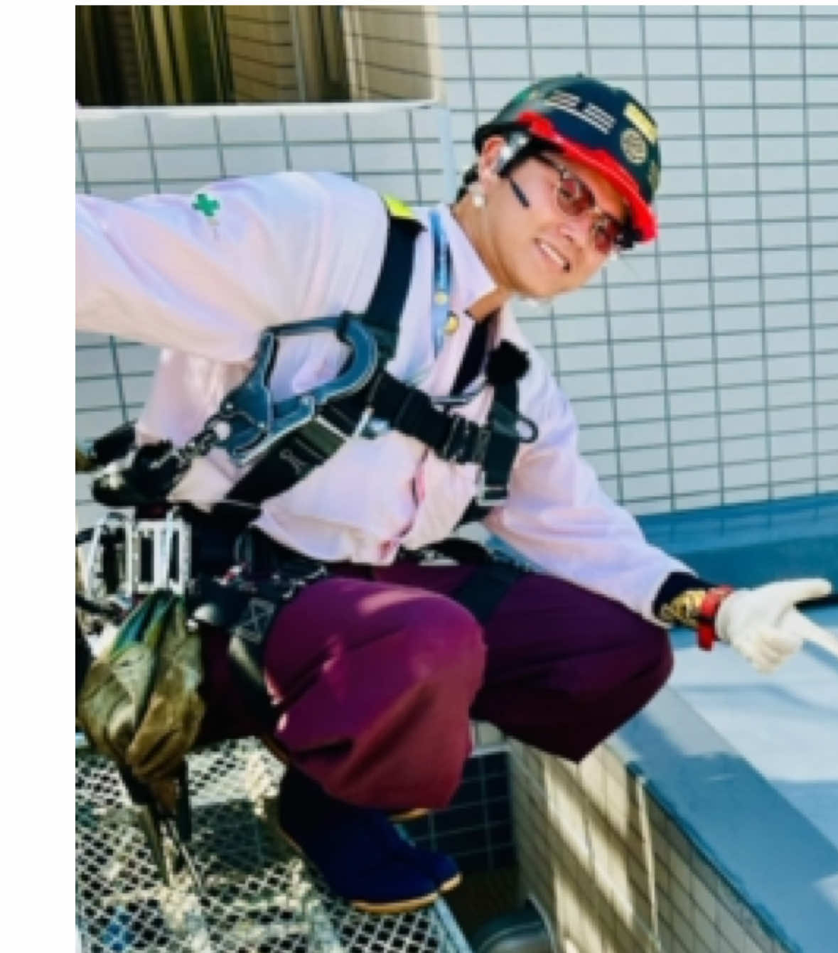 【職人アンケート】 今の職人は何を求める？ 給料？休み？やりがい？ ぜひあなたの意見をください。 ⸻ 私は日々、 職人と向き合いながら 経営をしています。 その中で常に 考えていることがあります。 「今の職人は、 本当は何を求めているのだろうか？」 ⸻ 弊社・野谷組も、 事業拡大に伴い 人手不足に直面しています。 建設業界全体を見渡しても、 同じ悩みを抱えている会社は 少なくありません。 現場を動かすには、 まだまだAIではなく 人の力が必要です。 いくら技術が進歩しても、 実際に汗を流し、 仲間と連携しながら建物を 形にできるのは職人しかいません。 だからこそ人材確保は 最重要課題であり、 他の業界からの流入も 必要不可欠だと考えています。 ⸻ しかしそもそも、 現代の働き手は何を 一番に求めているのか？ そこを理解しなければ、 いくら求人を出しても 人材は集まりません。 考えられる要素は大きく3つ。 •給料 / お金 •休み / 自由な時間 •やりがい / 達成感 ⸻ 正直に言えば、 この3つのバランスを どこに置くのかは、 私にもまだ明確に見えていません。 ある人は「収入がすべて」と言います。 ある人は「休みが大事」と言います。 また別の人は 「やりがいがなければ続かない」と言います。 人によって答えはバラバラ。 だからこそ、 理解することが難しいのです。 ⸻ ただ一つ確かなことは、 経営者がこの「温度感」を把握しない限り、未来は変えられないし 永遠に人手不足で悩み続けるという事実。 もし本当に給料が一番なら、 業界全体で労務単価を 底上げする努力をすべきです。 もし休みが一番なら、 週休二日を前提にした 新しい現場体制を 整える必要があります。 もしやりがいが一番なら、 評価制度やキャリアパスを 明確にする仕組みが必要です。 経営者の仕事は、 このニーズを正しく理解し 形にすることです。 ⸻ 弊社・野谷組では、 上記3点すべてを 満たせるように試行錯誤しています。 •賃金は評価シートを公開し、 納得感を持てる形で査定 •週休二日シフト制を導入し、 働き方を選べるように改善 •技能手当やMVP制度で やりがいを実感できる体制を整備 まだ道半ばですが、 こうした取り組みを積み重ねて、 職人が「ここで働きたい」と 思える会社を目指しています。 ⸻ ですが、 これは私だけで答えを 出せることではありません。 今まさに現場で働いている若手の職人。 これから建設業界を 目指そうとしている学生。 そして同じように 人材不足に悩む経営者や上司の方々。 皆様の声こそが、 業界を良くしていく ヒントになるはずです。 ⸻ ですから、 この場を借りてお願いです。 ぜひコメント欄で、 あなたの意見を聞かせてください。 「給料をもっと上げて欲しい」 「休みが欲しい」 「やりがいを感じたい」 どんな意見でも構いません。 あなたの一言が、 未来の建設業界を 動かすかもしれません。 ⸻ 全ては、 建設業界をより良くするために。 そして、 未来へ職人の技術を繋いでいくために。 私は今日も声を上げ、 発信を続けます。 どうかこの取り組みに ご協力いただける方は、 拡散/シェア/フォロー お願いいたします！ ⸻ それでは明日もご安全に。 チャンネル登録フォロー よろしく〜ゴーヘイ！ ※サブスクファンコミュニティの 登録もお待ちしております！ ⸻ 【 各種SNS,サービス一覧/URL 】 https://fanme.link/@genius_tomoya ⸻ #野谷のオヤジ #職人 #建設業 