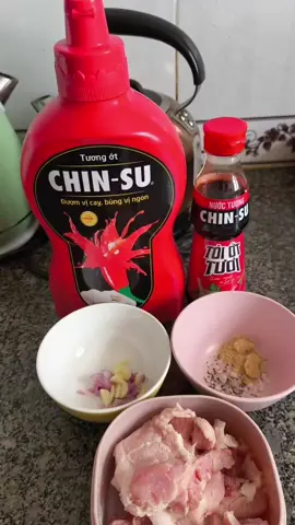 Bài thứ 9: Sườn ram mặn  1. Nguyên liệu:  - 3 miếng thịt sườn  - đường, muối, tiêu  - hành, tỏi - nước tương tỏi ớt Chin su, tương ớt Chin su  2. Chế biến:  - Cho dầu vô đun sôi, sau đó cho thịt vào, chiên chín tới  - nêm đường, muối, tiêu, nước tương tỏi ớt chin su và tương ớt chin su vô, chín múc ra dùng nóng  #thomcaynhanqualientay #nuoctuongtoiot #tuongotchinsu