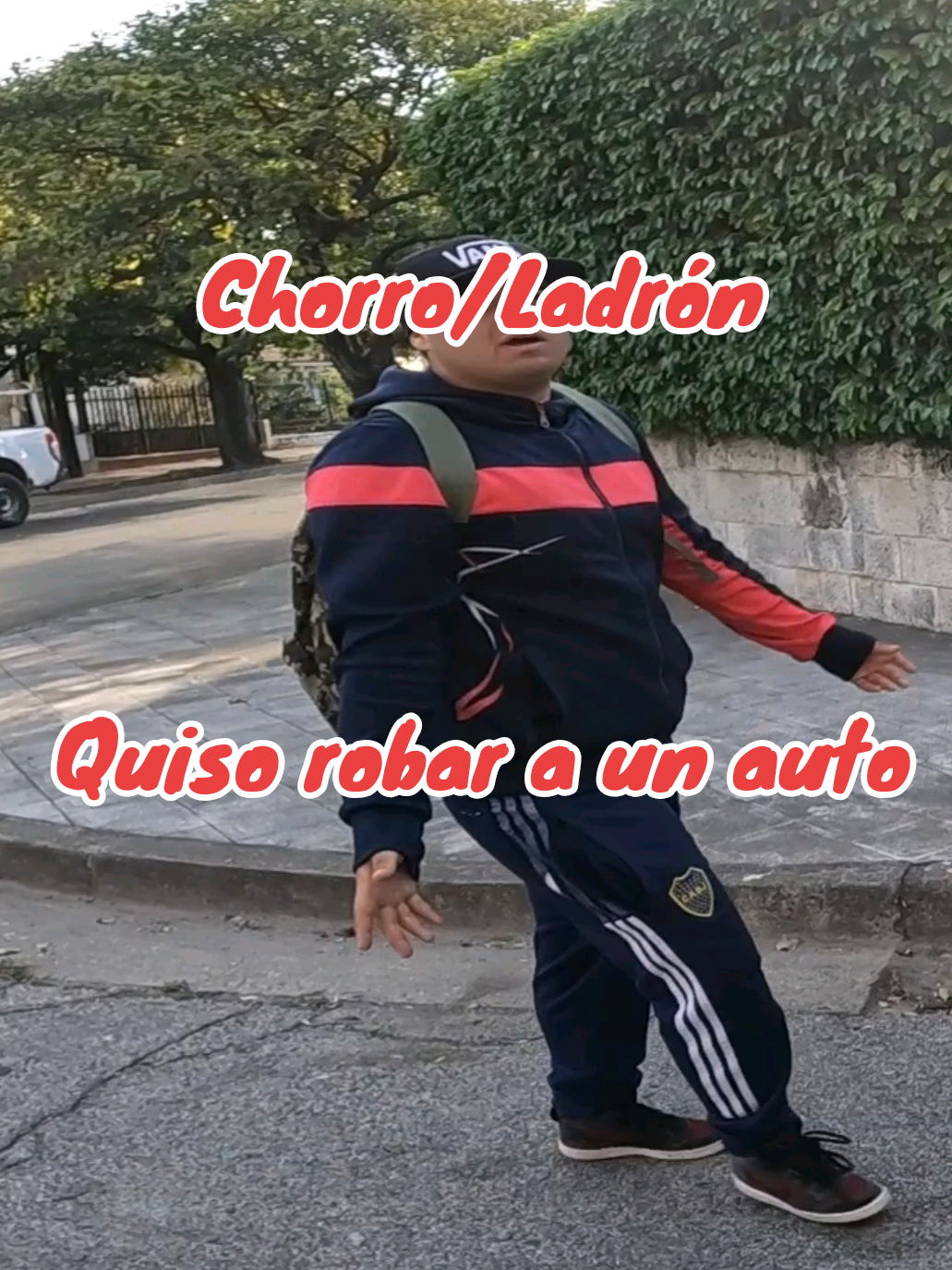 En contexto.  Estando yo detenido en mí moto en una esquina cruza este individuo mirándome de arriba a bajo y sigue de largo pero a los segundo escucho un auto acelerando a fondo y este tipo corriendo rengueando. automáticamente empecé a grabar y lo seguí.  #Viral #live #policia #cordoba #policiamilitar 