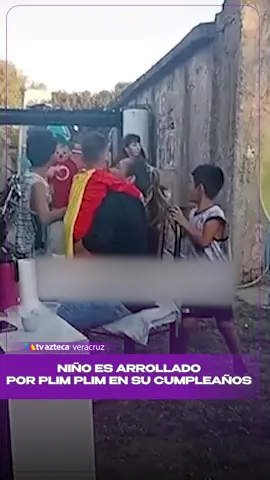 Una #fiesta terminó en caos cuando un animador disfrazado de personaje infantil tropezó y pisó accidentalmente a un niño. La madre reaccionó de inmediato y el momento se volvió #viral. 🎈📹