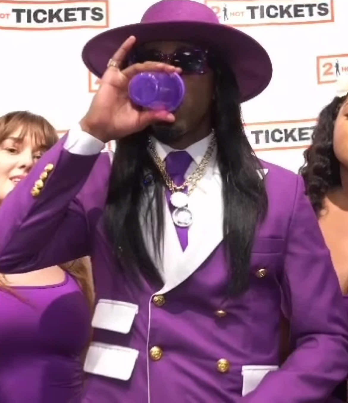 Purple Willie didn’t come to play!! Pulled up to 2HotRadio in Downtown LA to do a performance mix, and just like we expected he came with the IZM and had a few Paper Getters by his 