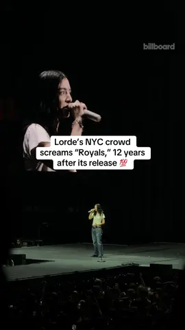 NYC has “Royals” on lock 🔒 @Lorde performs her 2013 hit as the second song of her #MSG Ultrasound tour stop.  #concert #livemusic #acapella #lorde 