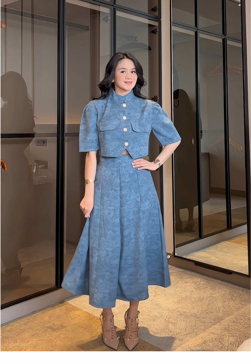 Cute? ✅ Classy? ✅ Feminine? ✅ Dan tetap formal 💎 Outfit satu set ini bisa banget jadi pilihan andalan untuk tampil effortlessly chic💃🏻 #dresswanita #onesetwanita #atasanwanita #rokwanitakekinian #elegantoutfit 