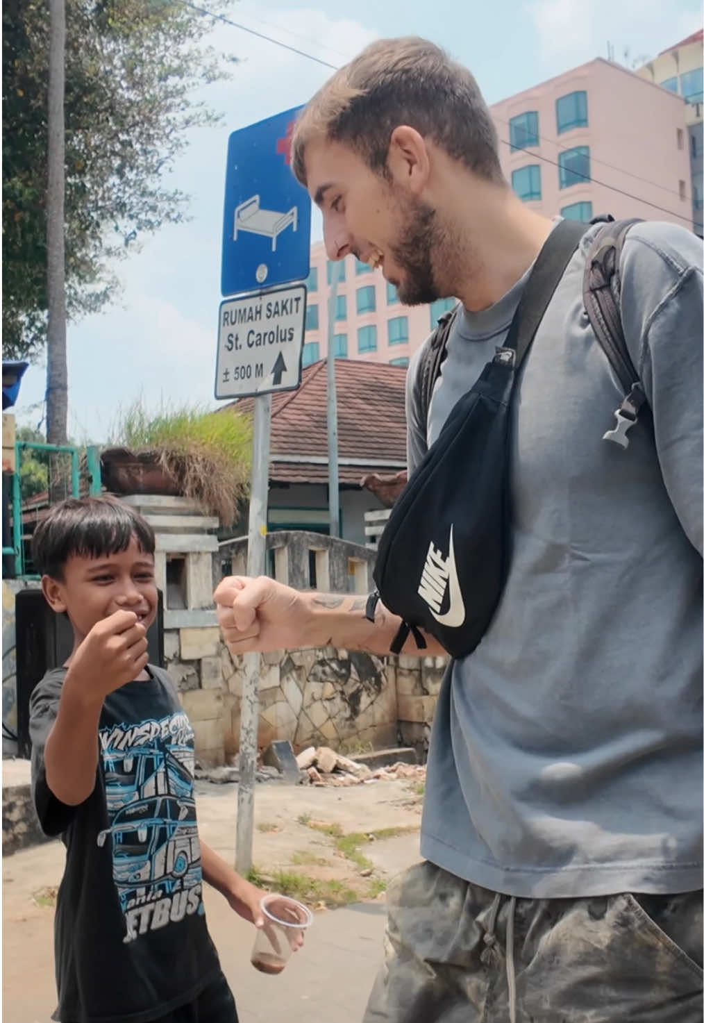Everyone in Indonesia🇮🇩 is so freindly! 😊 Make sure to checkout our new YouTube video 🎥 Link in the bio 🔗  #jakarta #indonesia #bestbelieveit #indonesianpeople 
