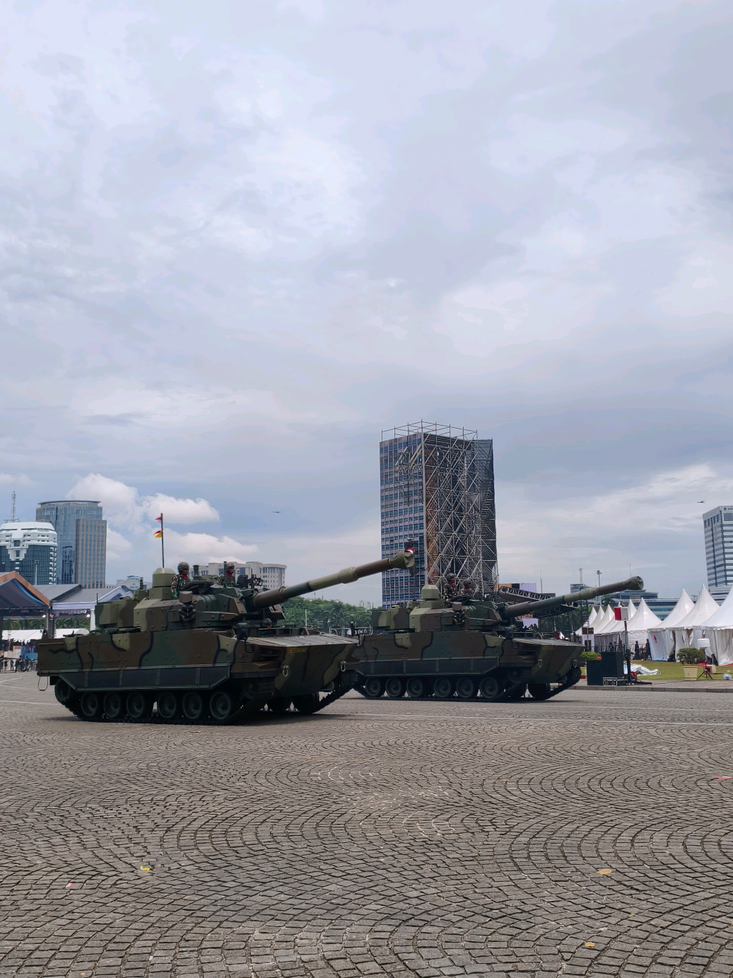 Sebuah pengetahuan baru: ternyata tank gede bisa ngebut juga yak.. Lokasi: monas, gladi kotor 2 oktober #tniad#huttni#huttni80