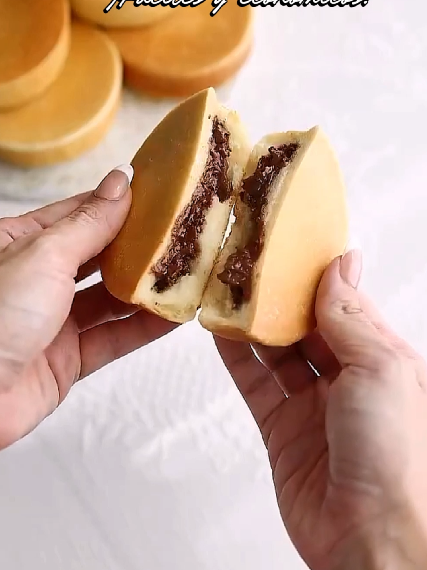 📖 Pancitos rellenos de chocolate y queso crema 🍫✨ 💖Si te gustó y quieres aprender más recetas comenta QUIERO para adquirir mi recetario con +200 postres🎉🍰 Ingredientes para la masa: 180 g de harina de pan o de todo uso 3 g de levadura seca instantánea ¼ cdta de sal 30 g de azúcar 45 g de leche condensada 85 g de leche (la que prefieras) 25 g de mantequilla a temperatura ambiente Ingredientes para el relleno: 100 g de queso crema a temperatura ambiente 100 g de chocolate oscuro derretido 20 g de azúcar ½ cdta de extracto de vainilla 1 pizca de sal Preparación: En un bowl, mezcla todos los ingredientes de la masa (excepto la mantequilla) hasta integrar. Cubre y deja reposar 20 minutos. Agrega la mantequilla y amasa de 10 a 12 minutos hasta obtener una masa suave y elástica. Divide en porciones de unos 70 g, forma bolitas y deja reposar 15 minutos. Para el relleno, mezcla el queso crema, chocolate derretido, azúcar, vainilla y sal hasta obtener una crema suave. Aplana cada bolita de masa, coloca un poco de relleno al centro y cierra bien, sellando la base para que no se salga. Coloca los pancitos en un molde engrasado, cubre y deja levar 30 minutos. Hornea en horno precalentado a 180 °C por 15–18 minutos, hasta que estén doraditos. Disfrútalos calentitos: masa suave y relleno cremoso irresistible. 😍 #dessertideas #postresdeliciosos #EasyRecipe #dessertrecipe #postresfaciles #recetasfaciles #recetascaseras #postresparavender #chocolate