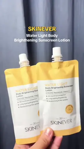 Mga sis, struggle ba maghanap ng sunscreen na hindi malagkit at effective pang-dark skin? 🌞✨ Eto na! SKINEVER Water Light Body Brightening Sunscreen Lotion 💛 SPF30 PA+++ with Niacinamide & Vitamin C. Moisturizing, non-greasy, at long-lasting brightening effect. Sulit pa kasi BUY 1 TAKE 1! 🥰 Skinever Sunscreen Lotion PH, Brightening Sunscreen for Dark Skin, Niacinamide Body Lotion SPF30, Affordable Sunscreen Buy 1 Take 1, Non-Greasy Brightening Lotion Philippines #SkineverSunscreen #BrighteningLotion #ForDarkSkinPH #Buy1Take1Deal #fyp 